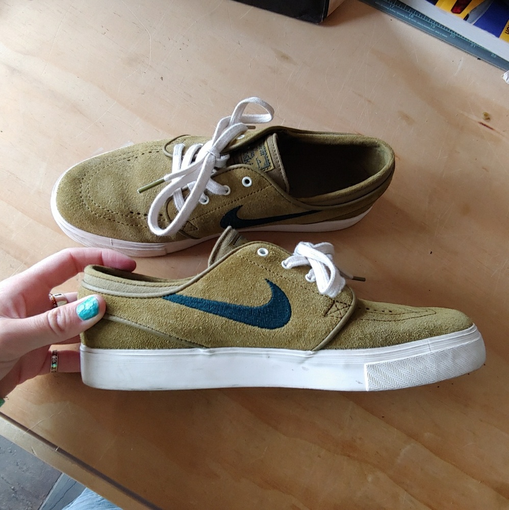 Olive green Nike skate shoes (Stefan Janoski)